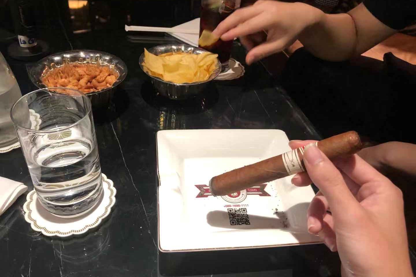 泰国红灯区喝酒的注意事项,如何防止被坑。 11 泰国红灯区喝酒