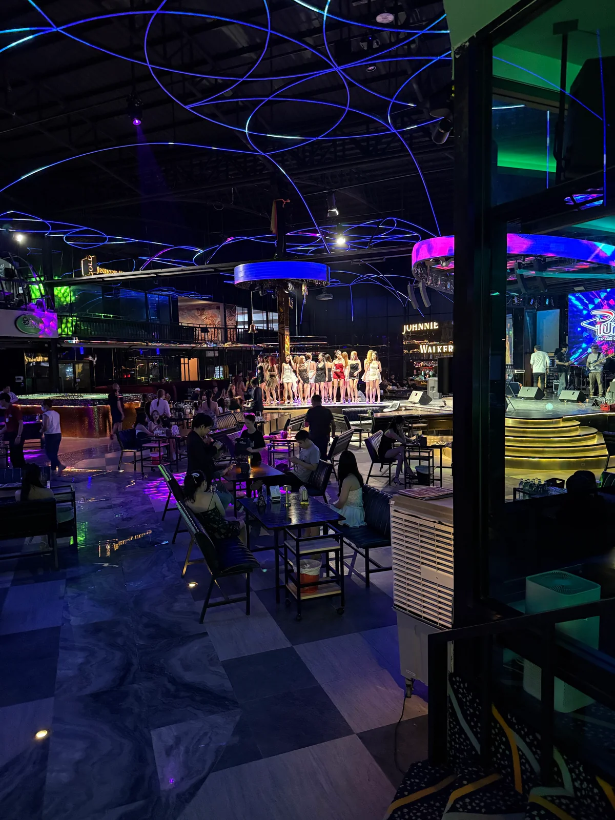 泰国夜生活攻略:曼谷、芭提雅、普吉、清迈怎么玩? 7 曼谷 GoGo Bar 夜间场内环境