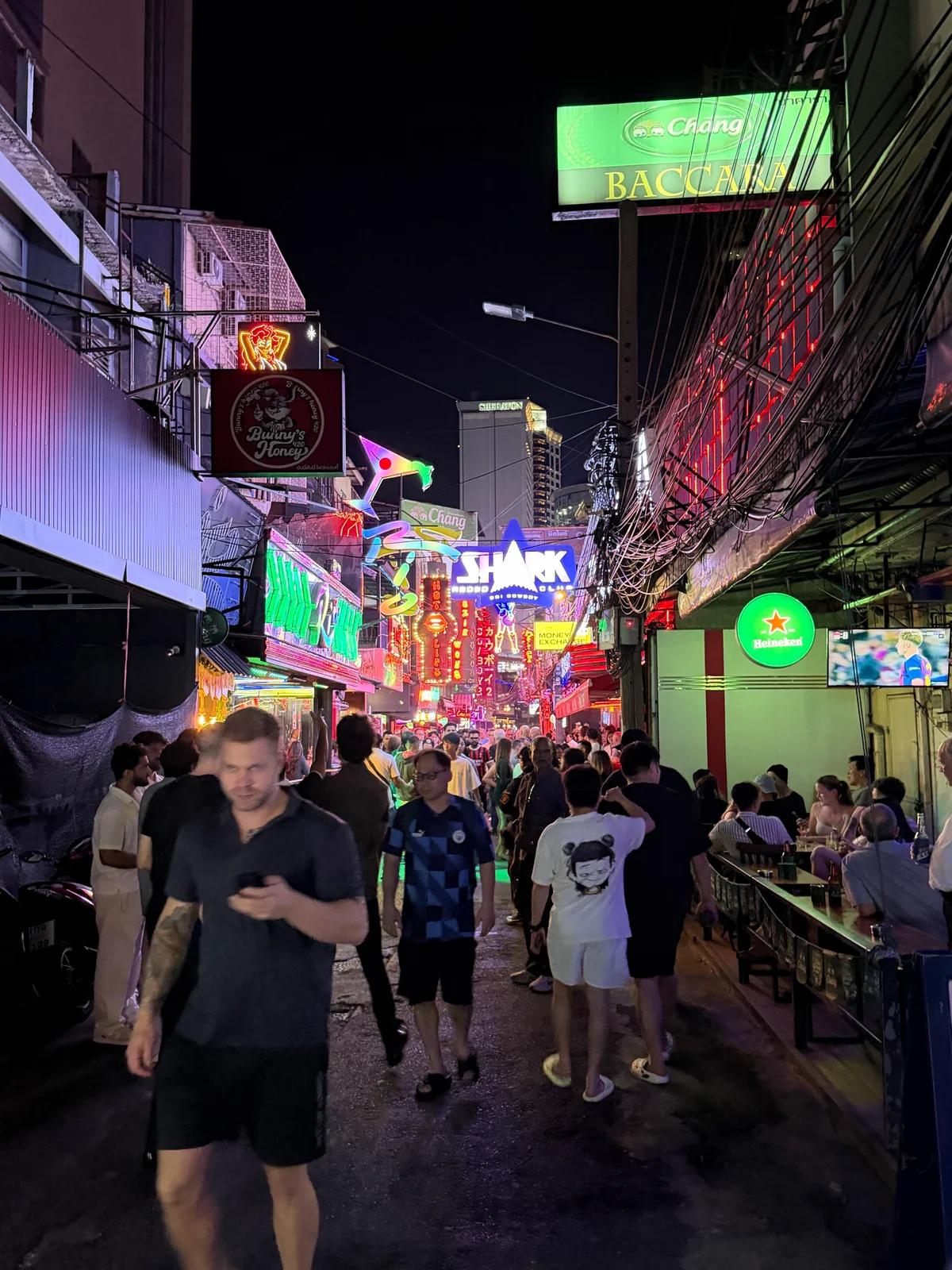 泰国夜生活攻略:曼谷、芭提雅、普吉、清迈怎么玩? 3 曼谷牛仔巷 Soi Cowboy 夜生活街景