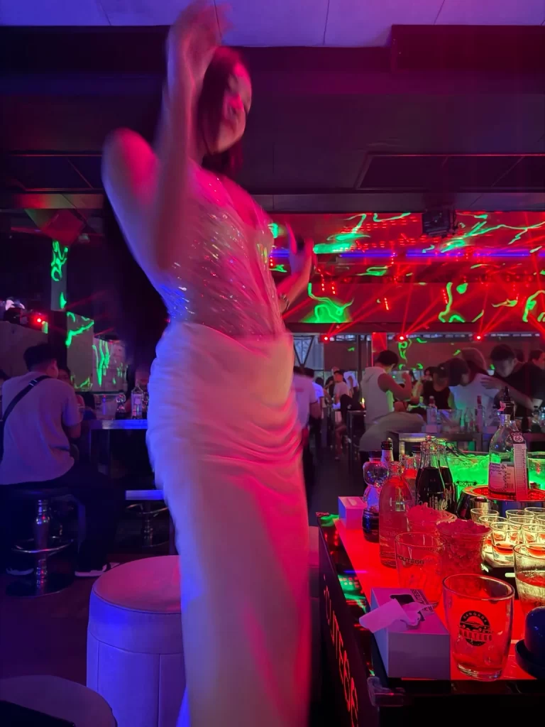 泰国风俗业现状:曼谷、芭提雅与主要成人娱乐业态 2 泰国 GoGo Bar 店内表演现场