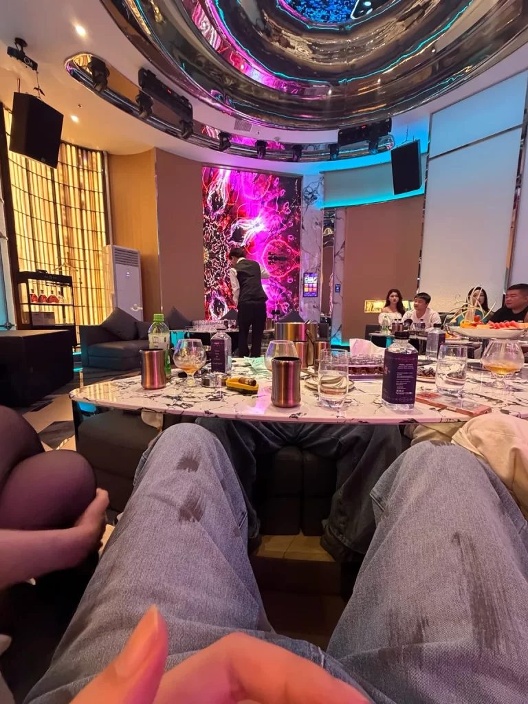 泰国风俗业现状:曼谷、芭提雅与主要成人娱乐业态 5 泰国 KTV Club 包厢环境实拍