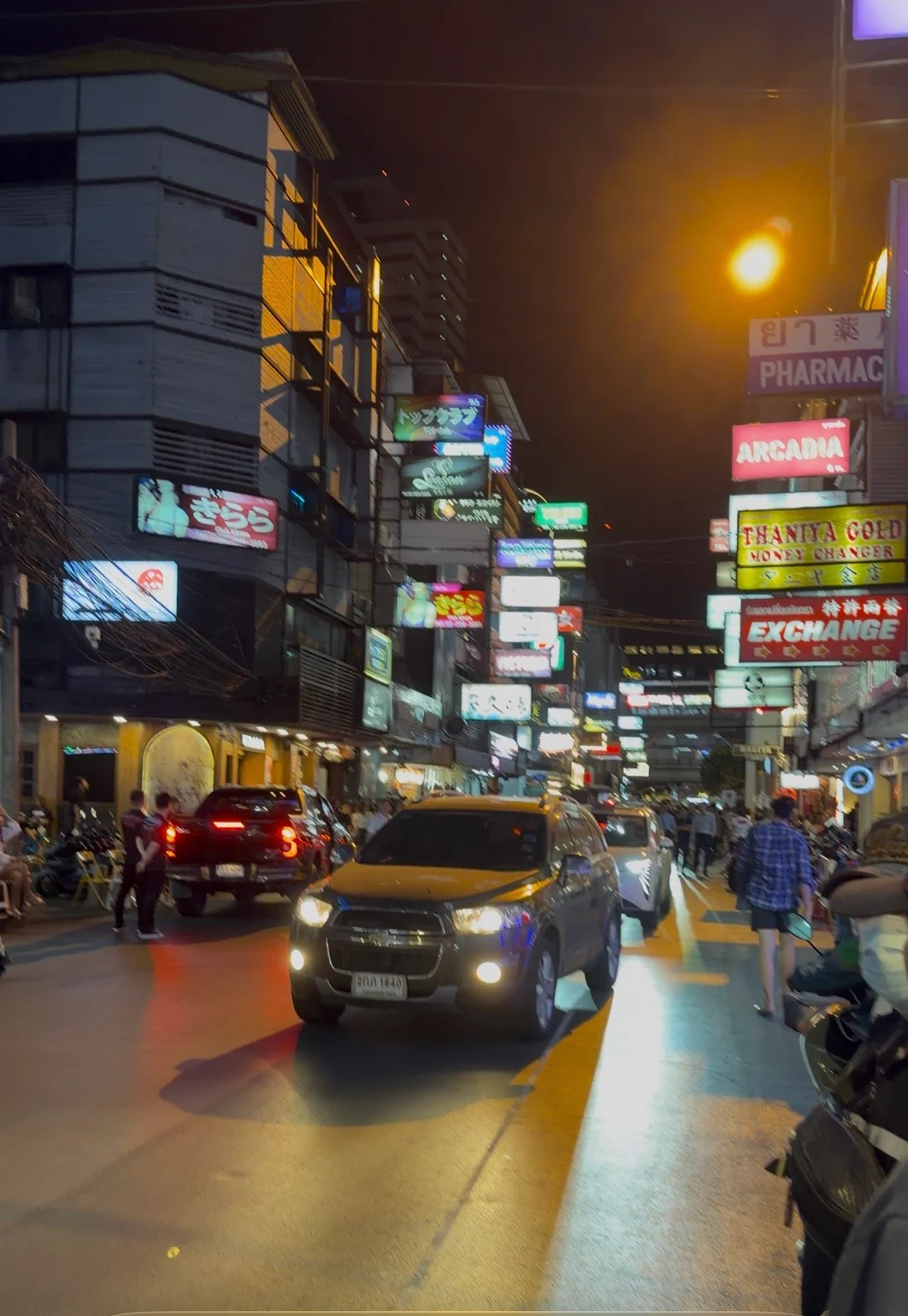 曼谷日本街 Thaniya 日式KTV怎么玩? 2 曼谷 Thaniya Road 夜间街景