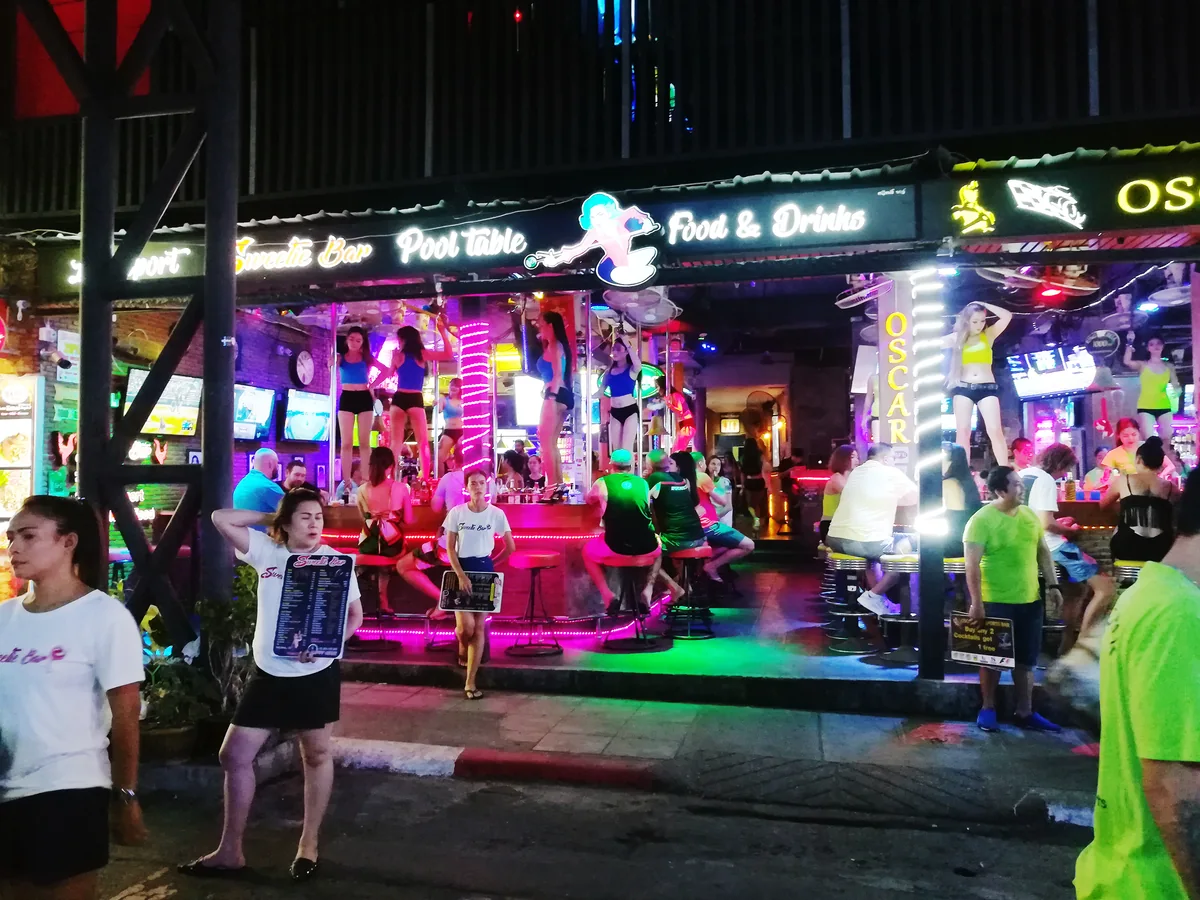 普吉岛夜生活攻略:芭东红灯区、芭东步行街、GoGo Bar推荐与消费指南 3 芭东 Bangla Road 开放式酒吧夜间环境