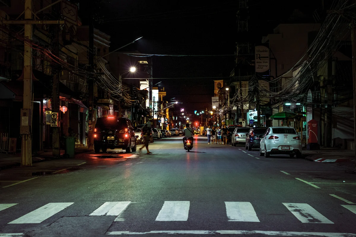普吉岛夜生活攻略:芭东红灯区、芭东步行街、GoGo Bar推荐与消费指南 4 普吉镇老城夜间街景